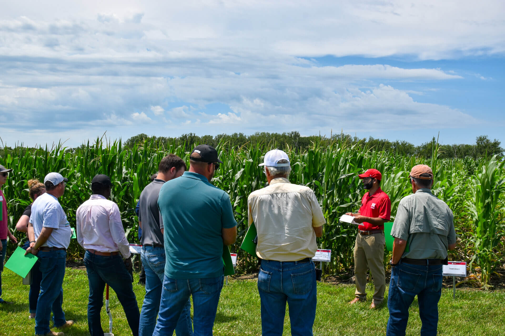 A group of producers participate in in-field training at the 4Rs field day.